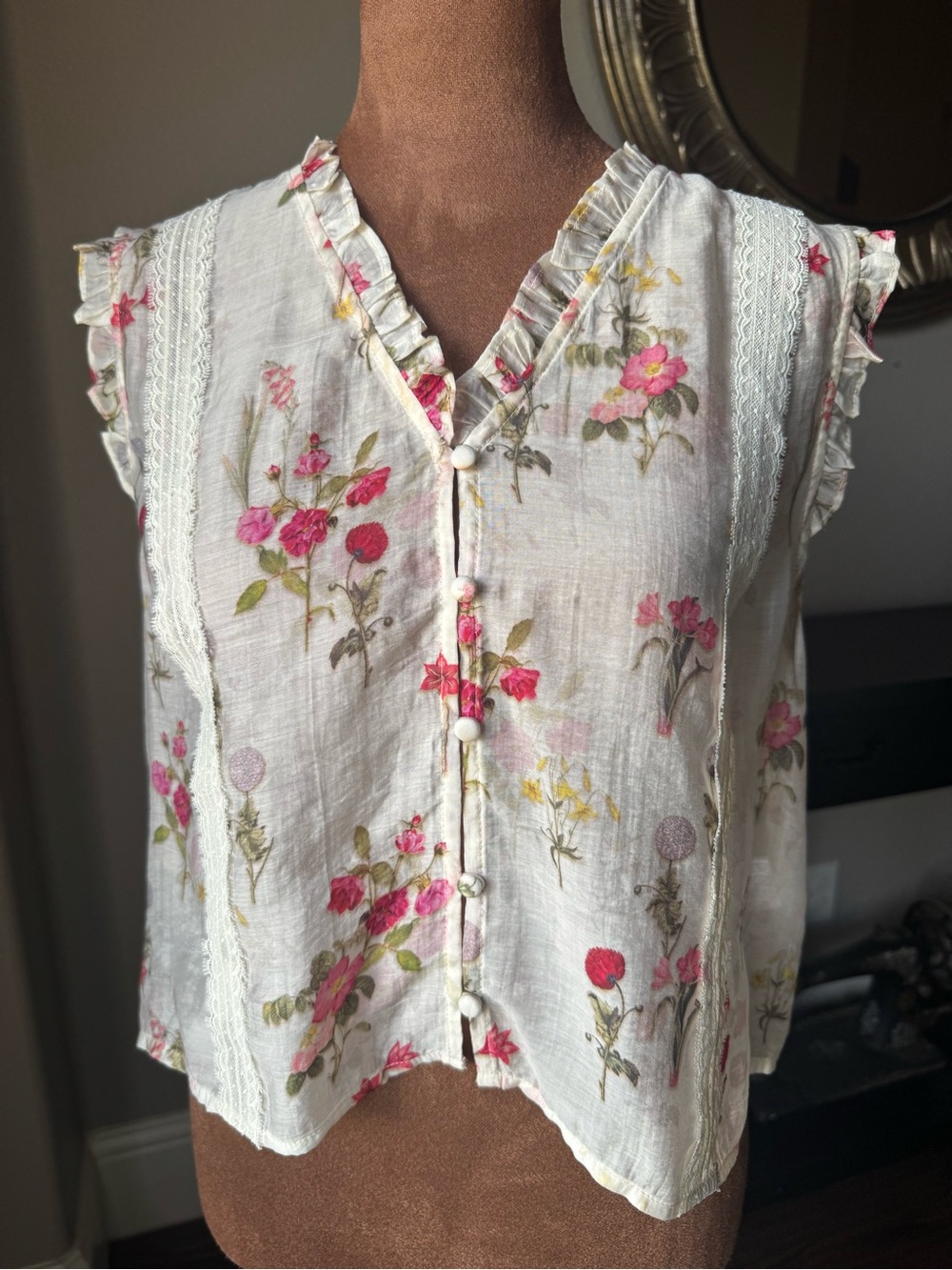 Hausen Vintage-Inspired Cream Floral Ruffle Button Front Top Crop Small